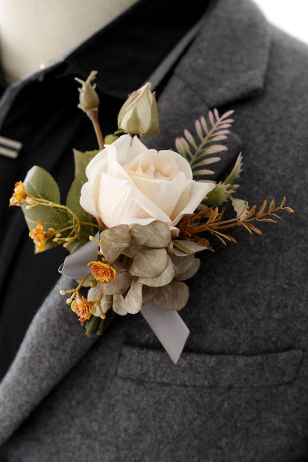 Elegant Blush Prom Wrist Corsage and Men‘s Boutonniere For Wedding Party